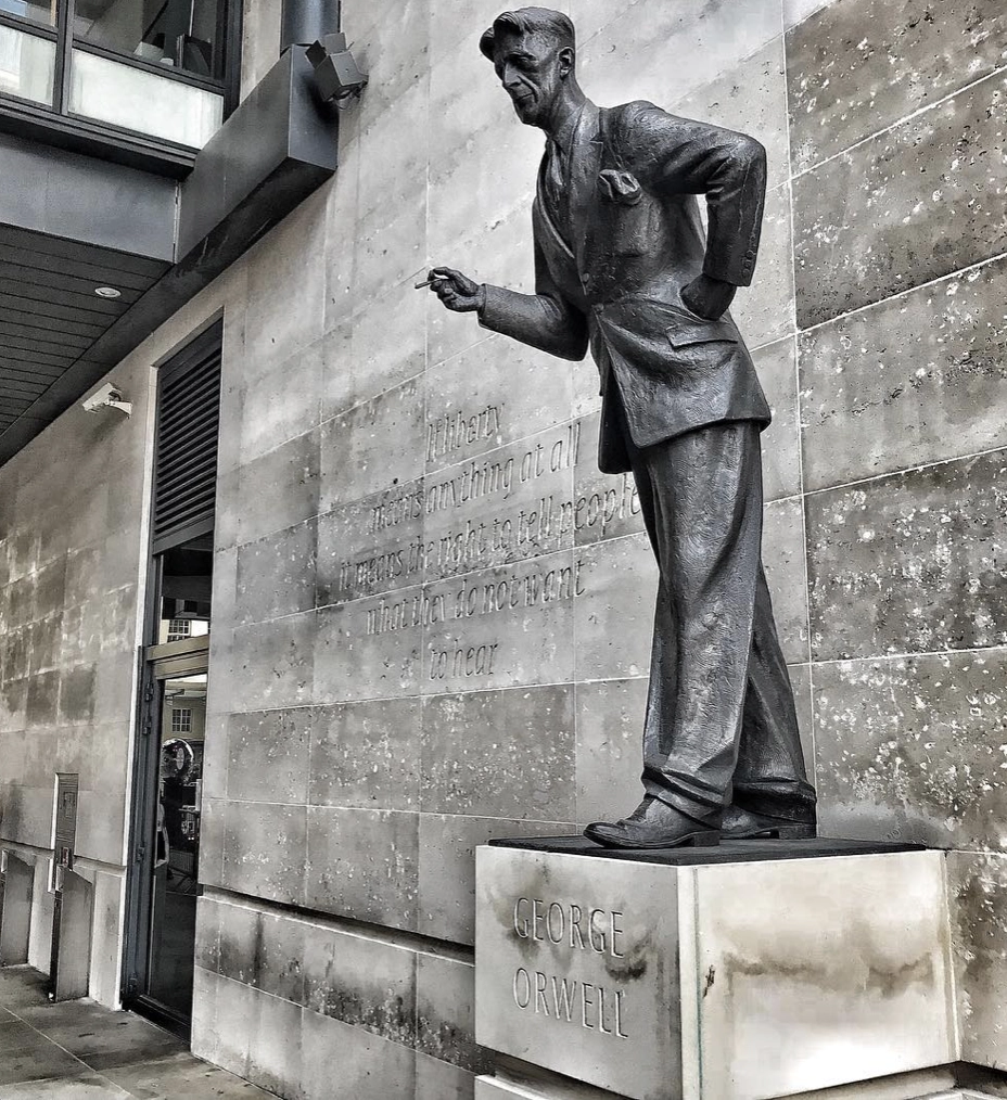 Памятник автору романа "1984" Джорджу Оруэллу у здания ВВС, Лондон