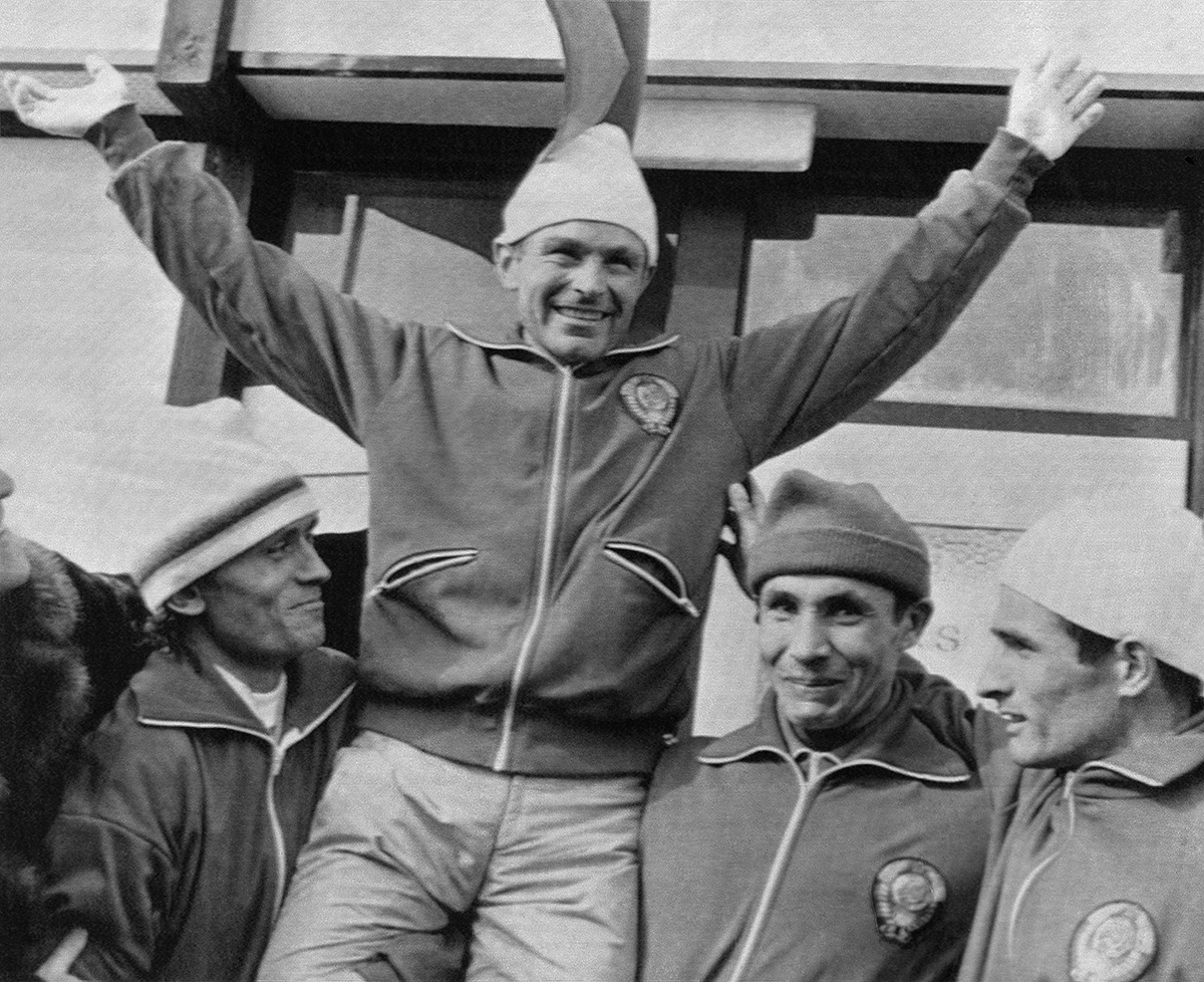 Япония. Советские лыжники (слева направо) Юрий Скобов, Вячеслав Веденин, Владимир Воронков и Федор Симашев - победители этафеты 4х10 км.