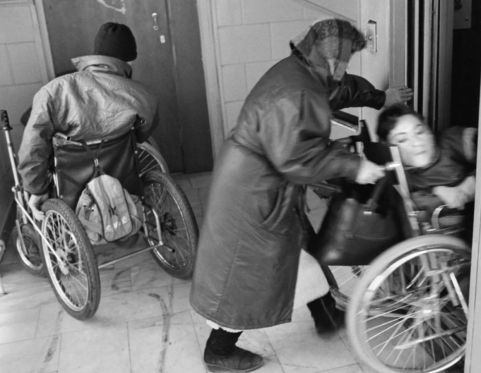 СССР. Москва. 1 мая 1991 г. Каждый день Анна Матвеевна Сергеева отправляется с дочерьми в центр реабилитации. 