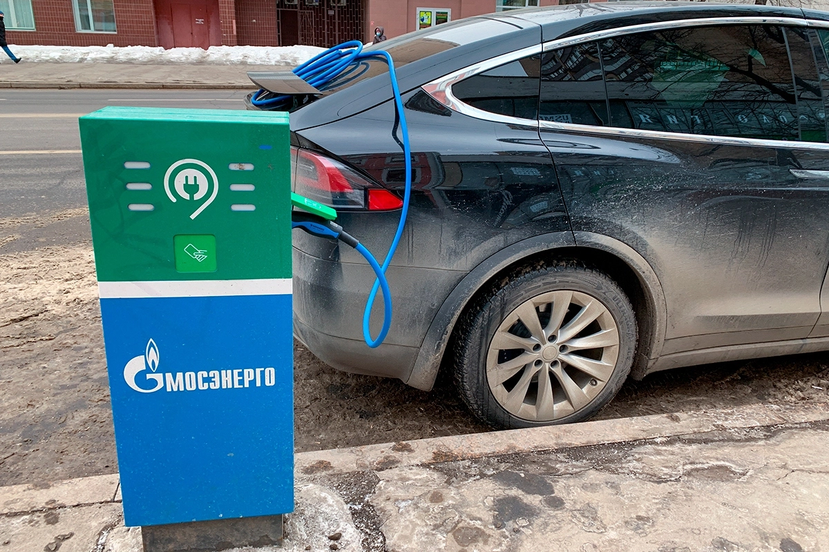 Работа электрической заправочной станции в центре столицы