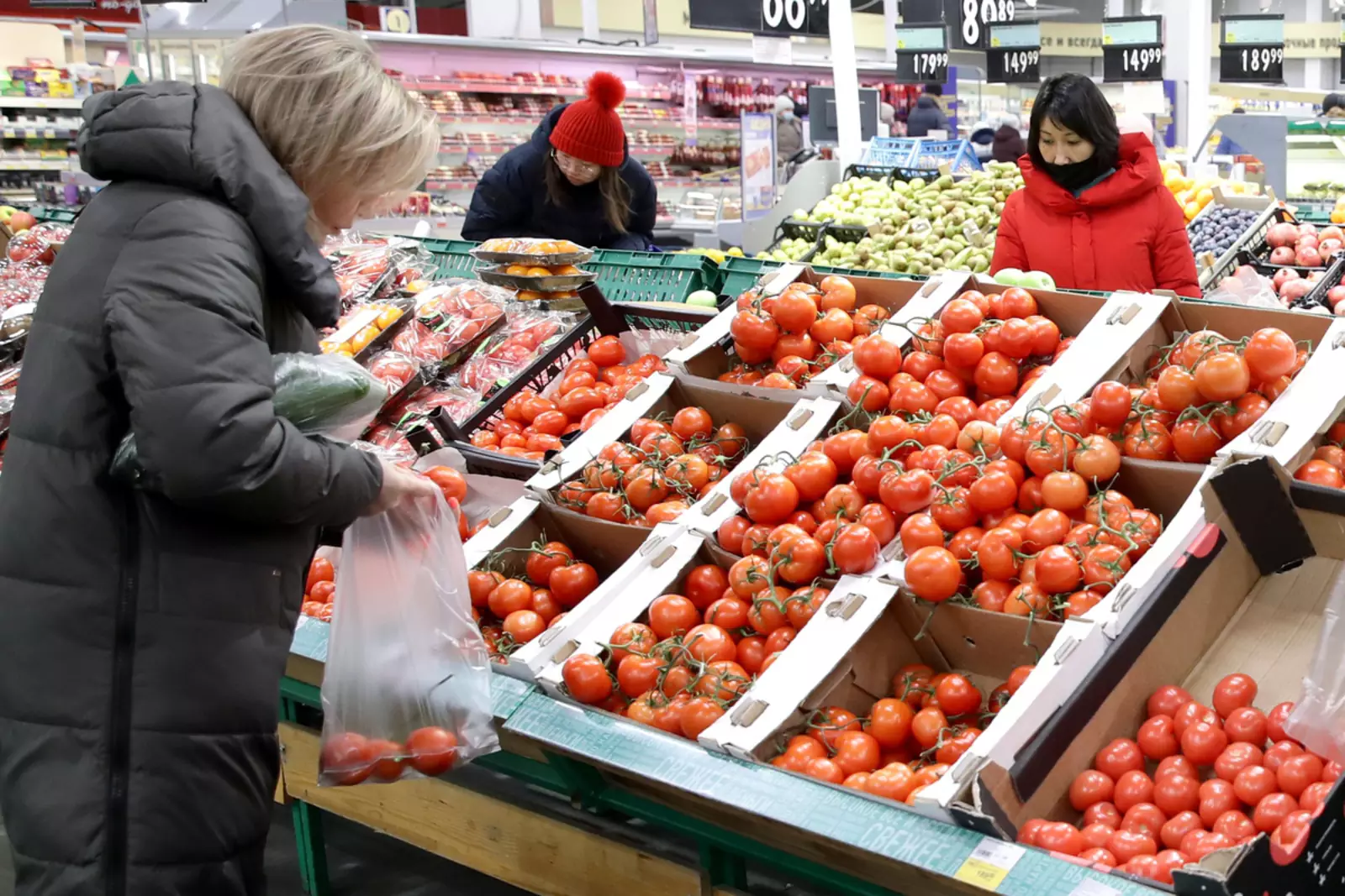 Покупатели в гипермаркете Покупатели в гипермаркете
