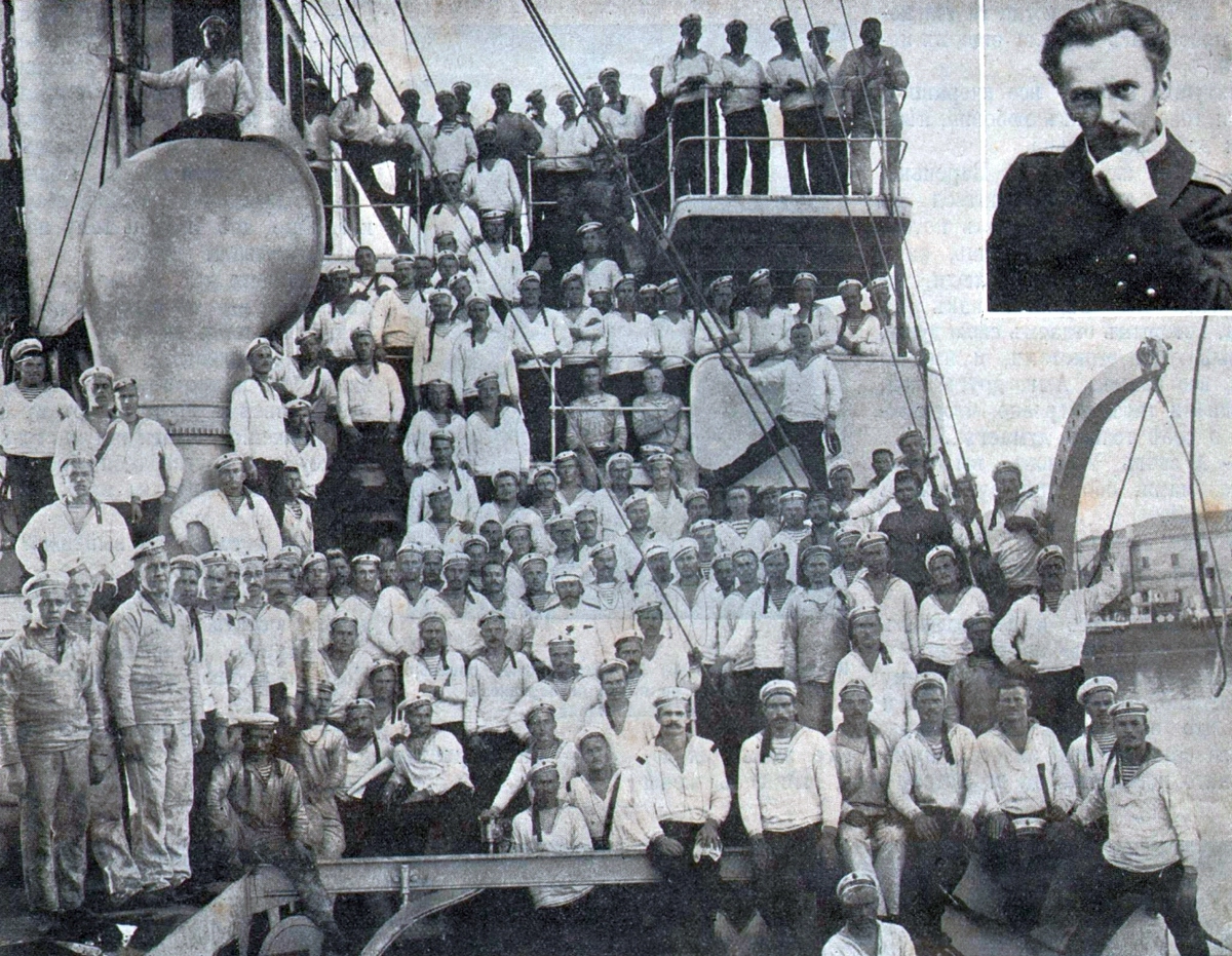 Команда крейсера «Очаков» за две недели до восстания 1905 г. и лейтенант Шмидт (в верхнем правом углу)