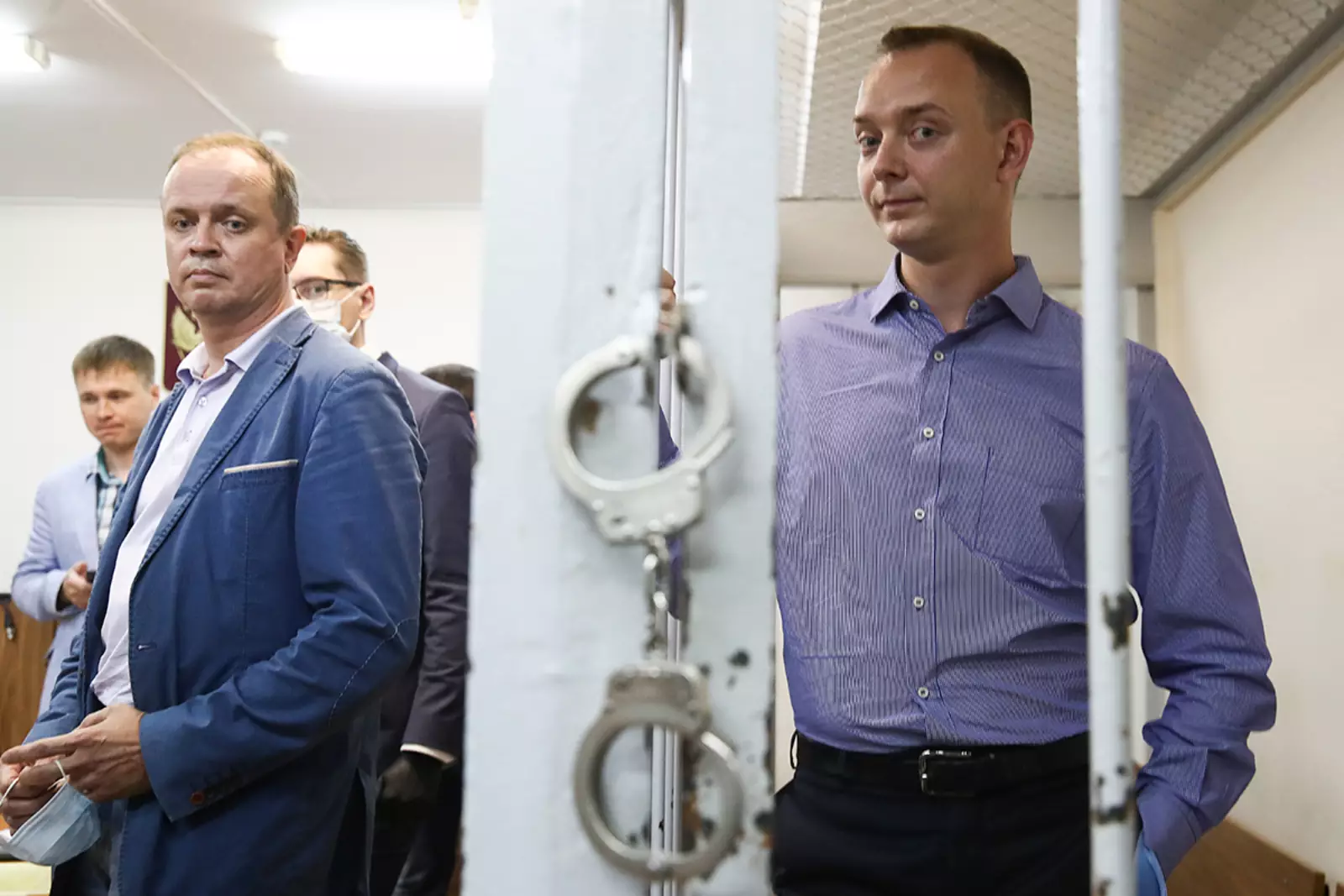 Адвокат Иван Павлов и советник генерального директора Роскосмоса по информационной политике Иван Сафронов (слева направо), задержанный по подозрению в государственной измене, в Лефортовском суде во время рассмотрения вопроса об аресте Адвокат Иван Павлов и советник генерального директора Роскосмоса по информационной политике Иван Сафронов (слева направо), задержанный по подозрению в государственной измене, в Лефортовском суде во время рассмотрения вопроса об аресте