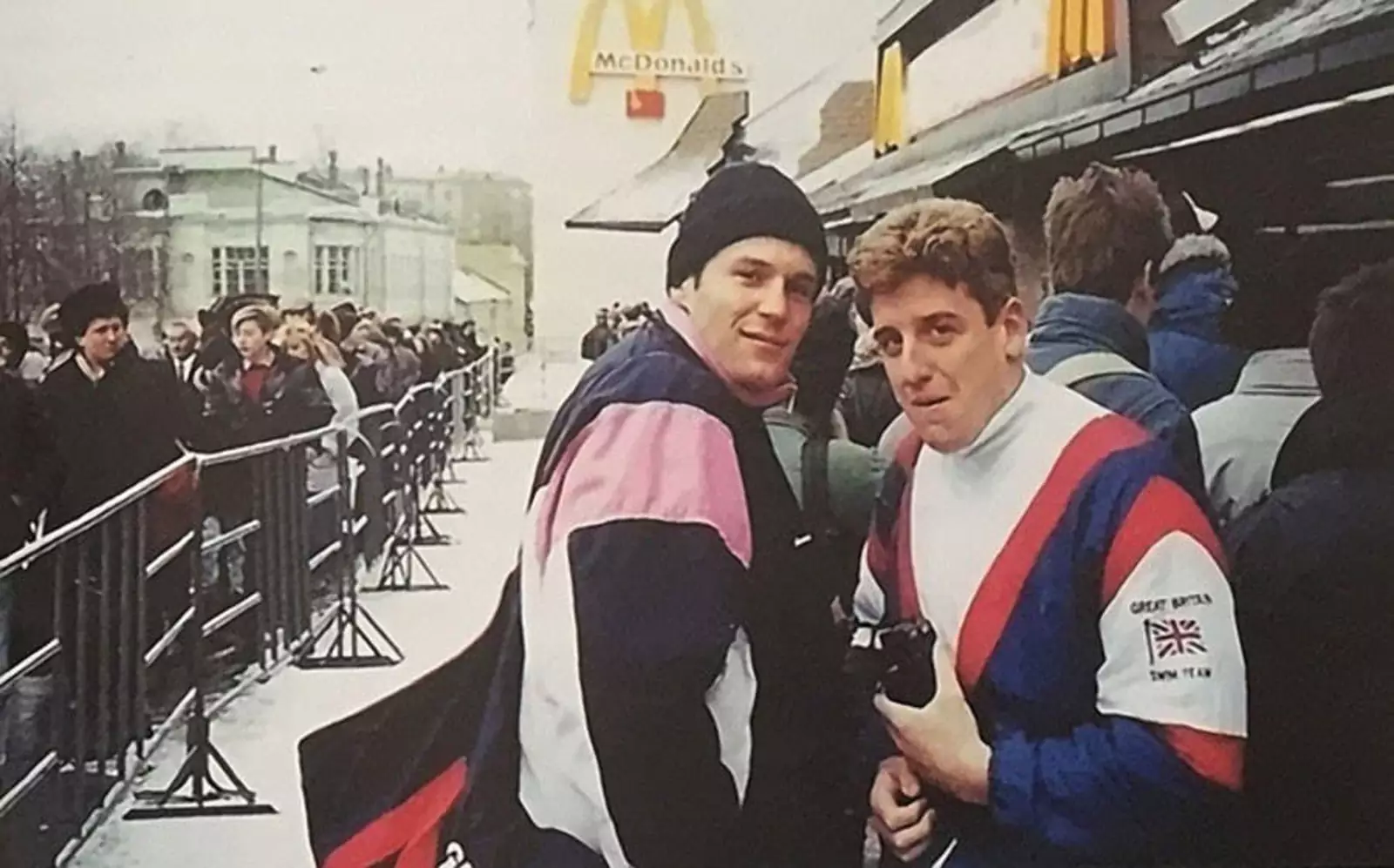 Джейсон Стэтхэм с товарищем в знаменитой километровой очереди в первый МакДональдс в Москве, 1990 год. Фото из архива Кима Уайта.