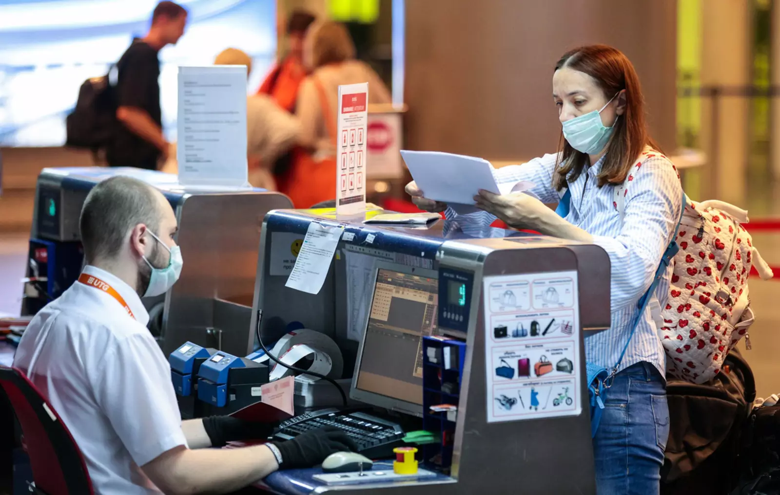 Пассажир во время регистрации на рейс в международном аэропорту Внуково. © Сергей Бобылев/ТАСС
