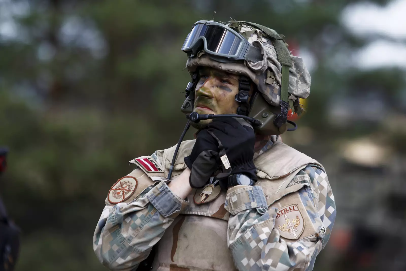 Латвийский военнослужащий на учениях в 2018 году.