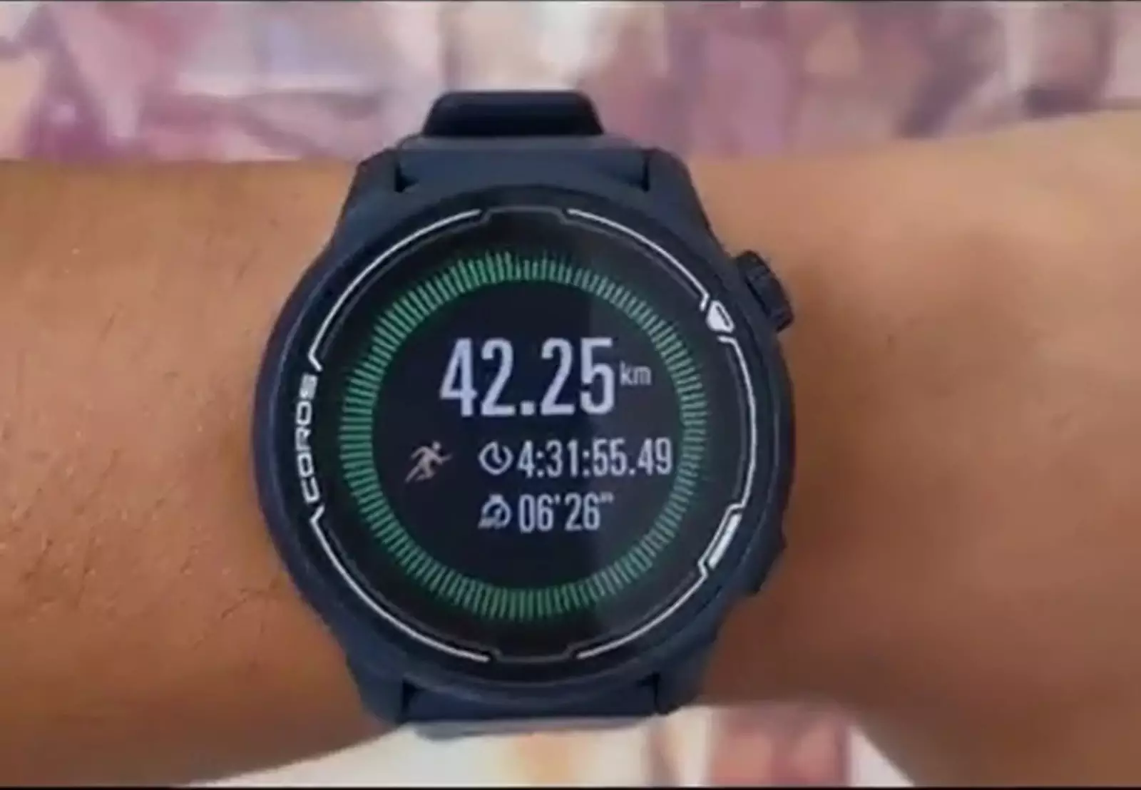 Мужчина преодолел 42,25 километра, не выходя из гостиничного номера. Мужчина преодолел 42,25 километра, не выходя из гостиничного номера.