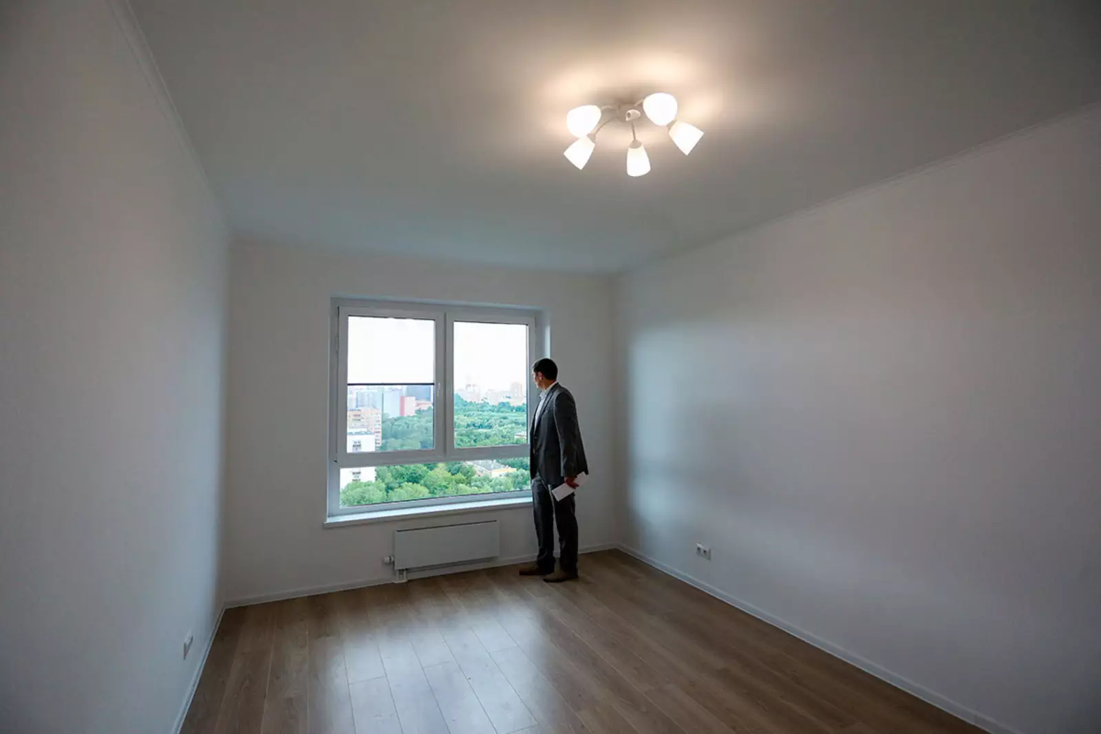 Риэлтор в пустой квартире Риэлтор в пустой квартире