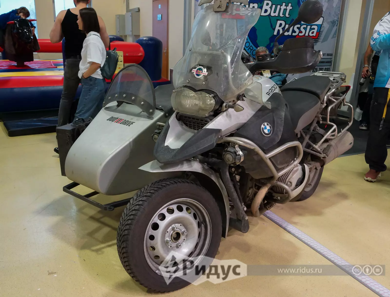 Поистине уникальный мотоцикл, на котором используются автомобильные колеса. Так же он имеет отдельный гидравлический привод на колесо коляски. Поистине уникальный мотоцикл, на котором используются автомобильные колеса. Так же он имеет отдельный гидравлический привод на колесо коляски.