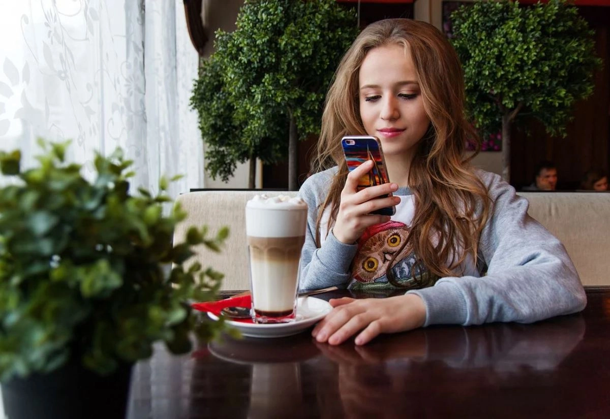 Девушка со смартфоном