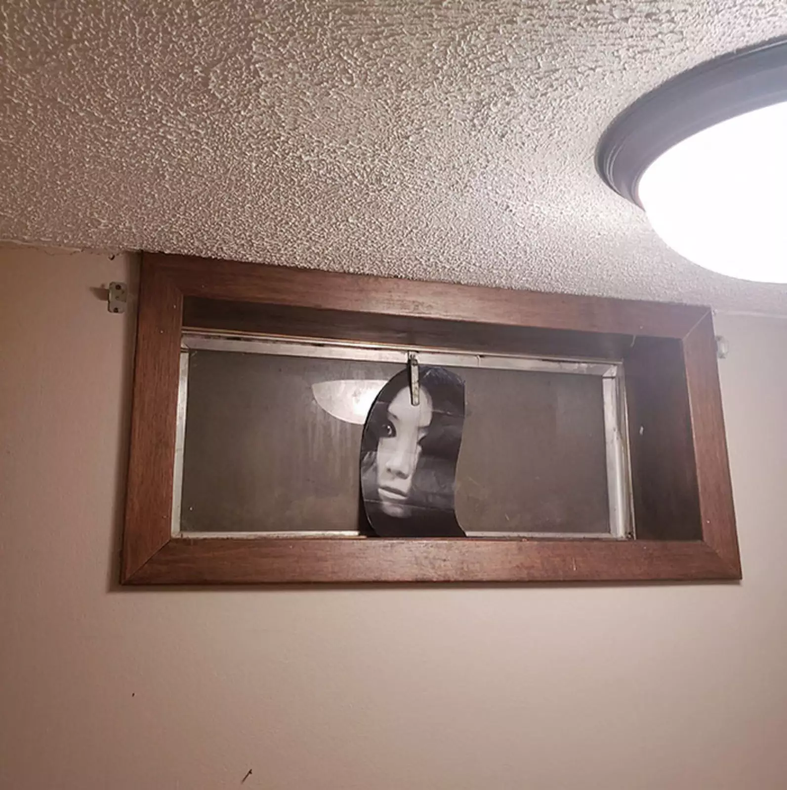 «Предыдущие владельцы оставили это за занавеской в подвале». «Предыдущие владельцы оставили это за занавеской в подвале».