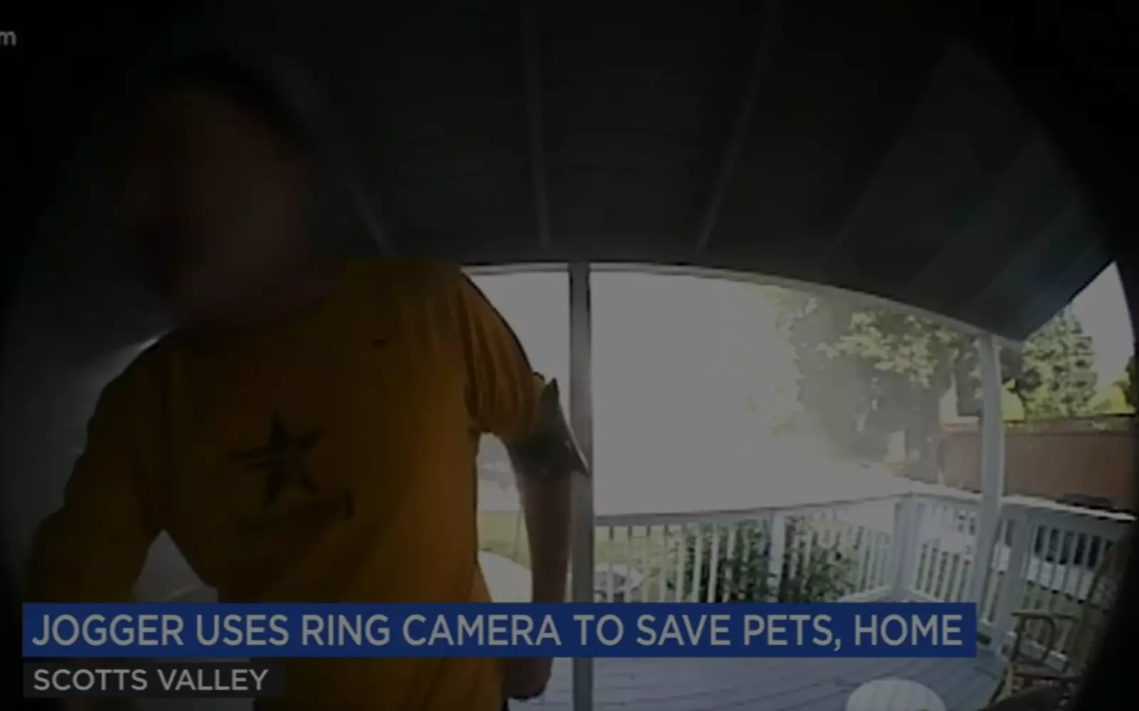 Мужчина подбежал к дому и нажал на дверной звонок, чтобы предупредить жильцов о возгорании. Мужчина подбежал к дому и нажал на дверной звонок, чтобы предупредить жильцов о возгорании.