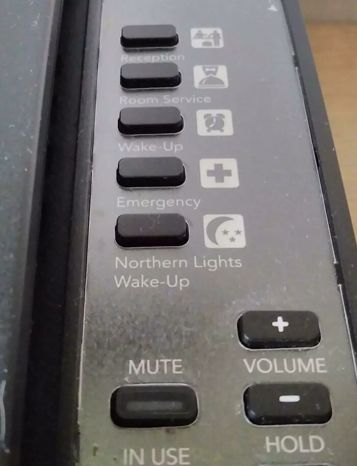 На телефоне в гостинице в Исландии есть специальная кнопка, которая разбудит вас, если в небе будет северное сияние.