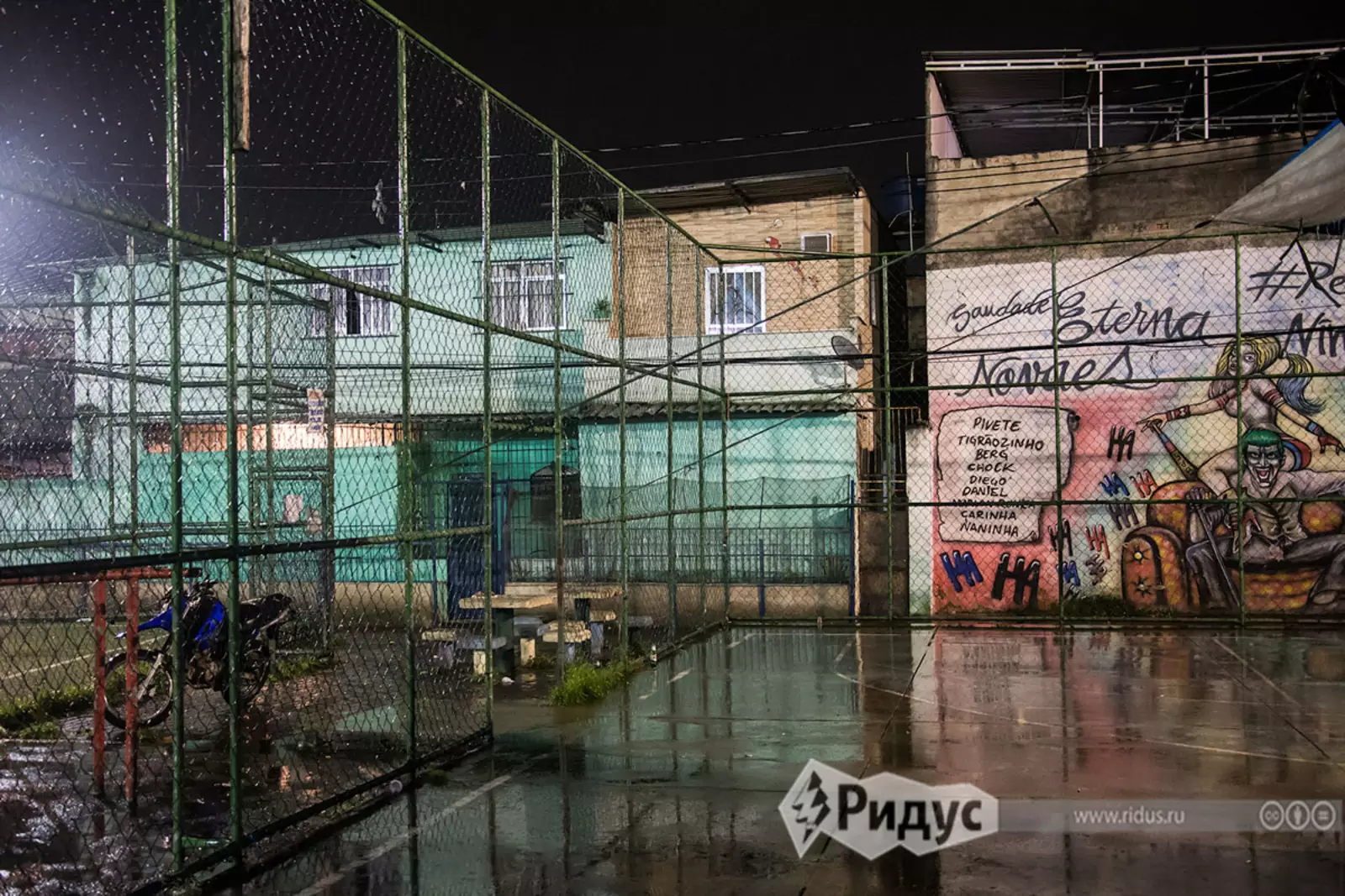 Хип-хоп-фестиваль проходил на местной футбольной «коробке». Хип-хоп-фестиваль проходил на местной футбольной «коробке».