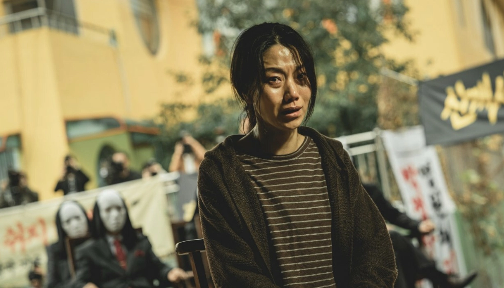 Режиссером сериала выступил Ён-Сан Хо, постановщик вышеупомянутого "Поезда в Пусан". Поэтому в напряженной атмосфере можно было не сомневаться.