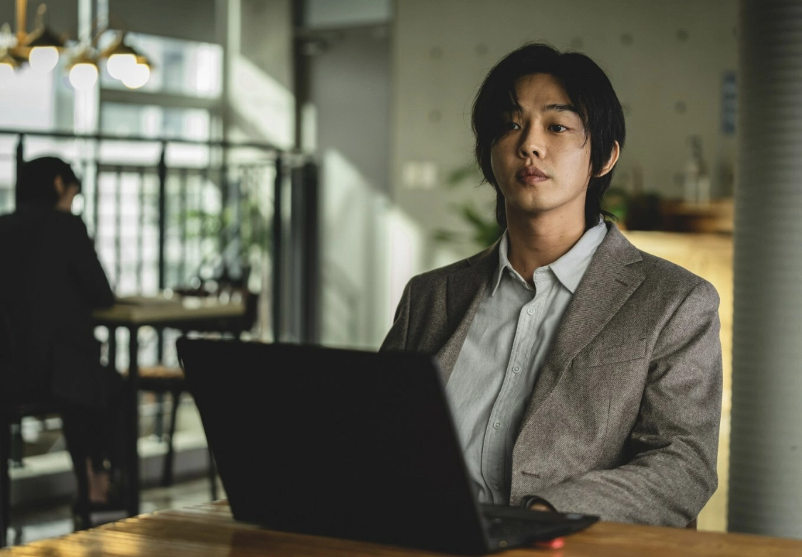 Главным антагонистом здесь выступает Чон Джинсу, председатель религиозного движения "Новая правда", которого в народе быстро превозносят до звания нового Мессии.