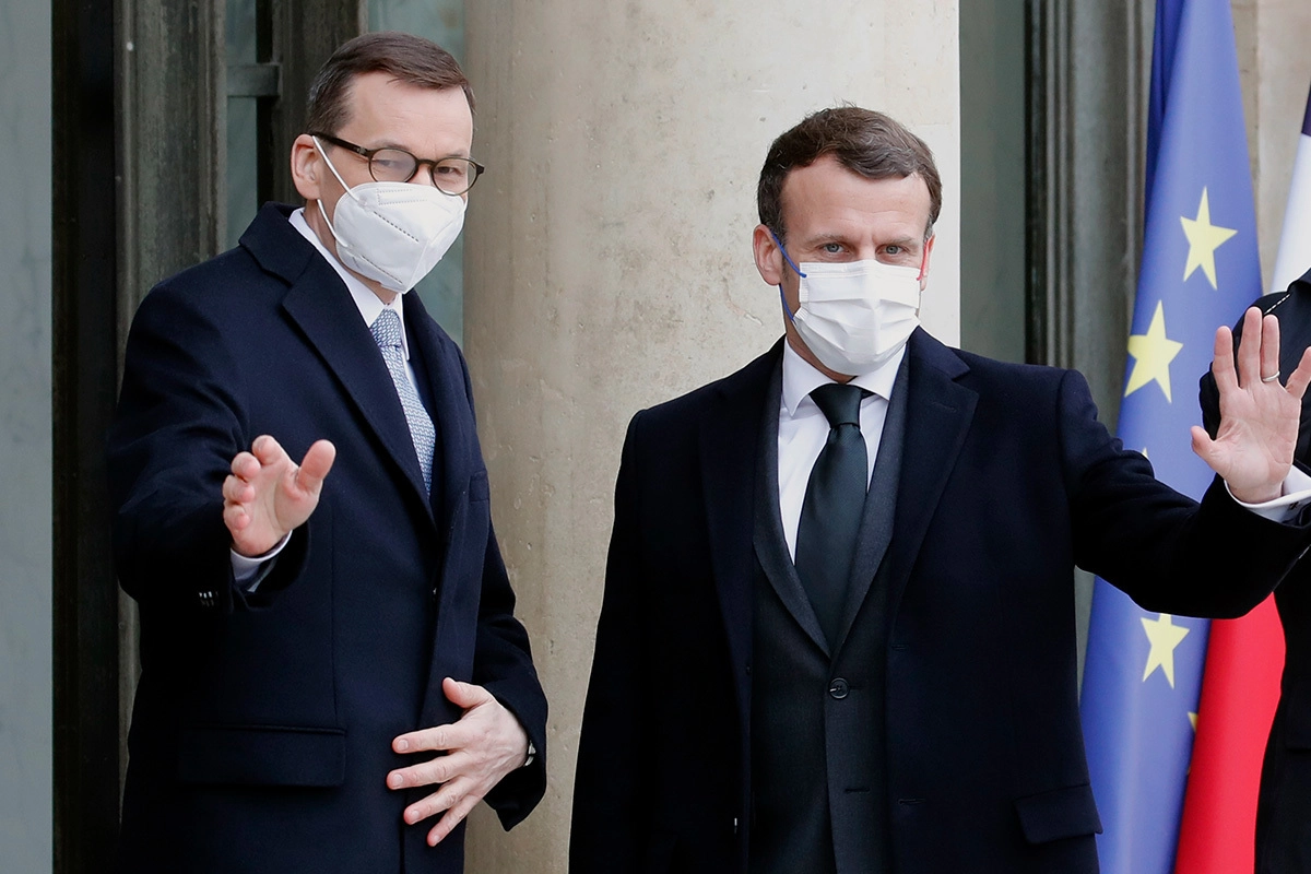 Премьер-министр Польши Матеуш Моравецкий (слева) и президент Франции Эмманюэль Макрон (справа)