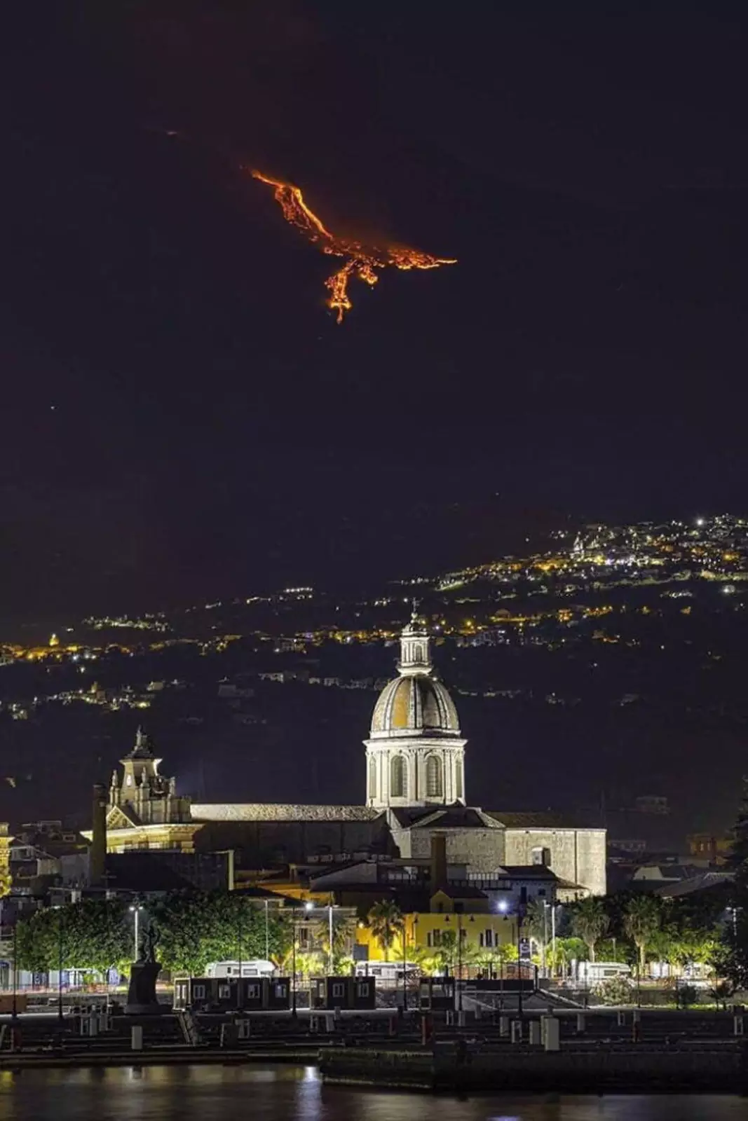 Извержение вулкана Этна, напоминающее на фото феникса.