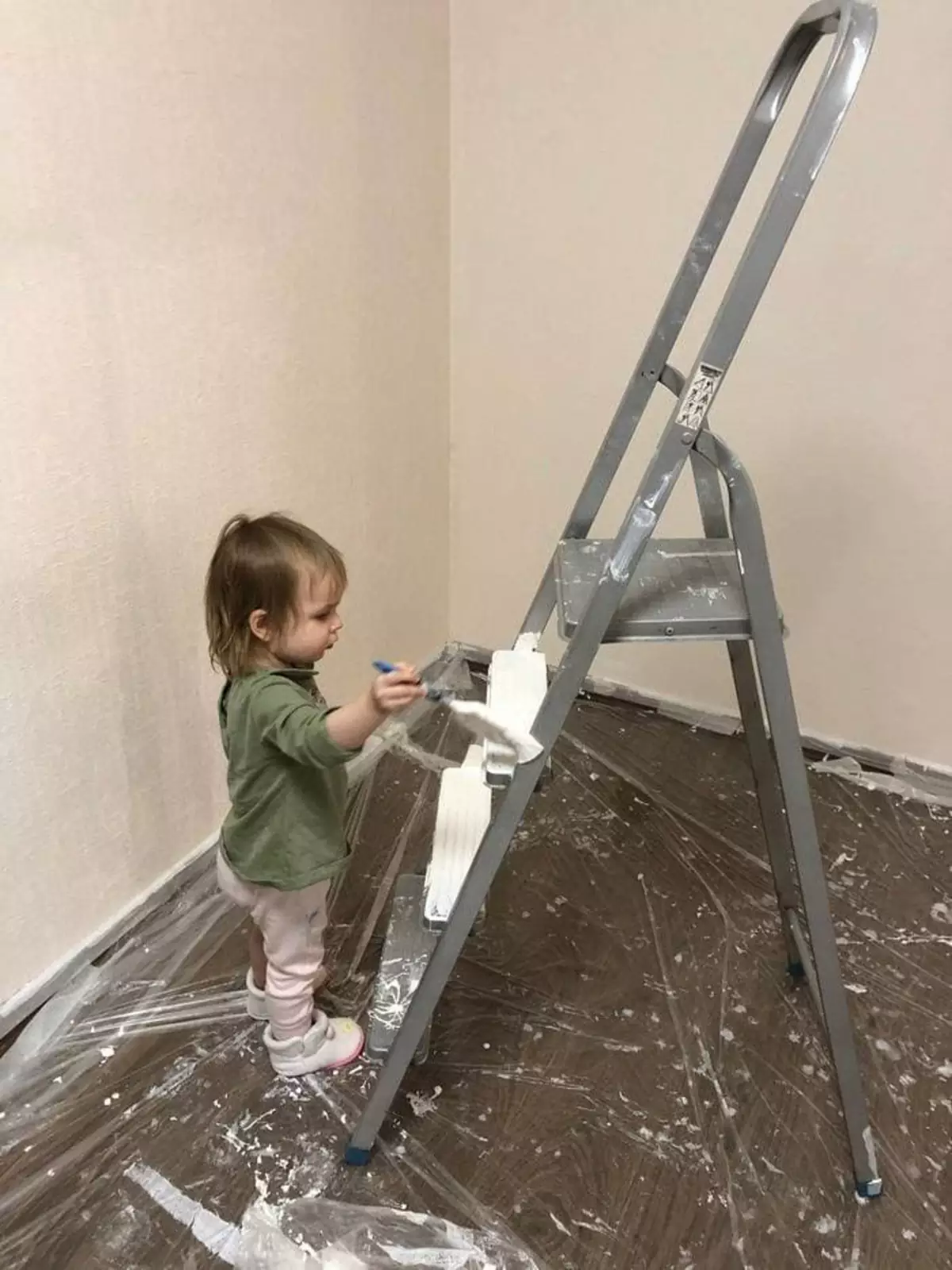 Когда дочка решила помочь в ремонтом. Когда дочка решила помочь в ремонтом.