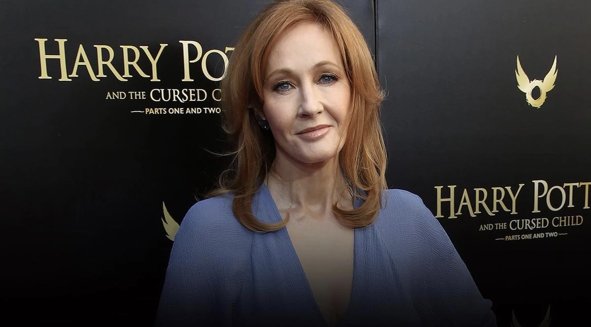 Новость об отсутствии Роулинг на реюнионе разделила общественность на два лагеря.