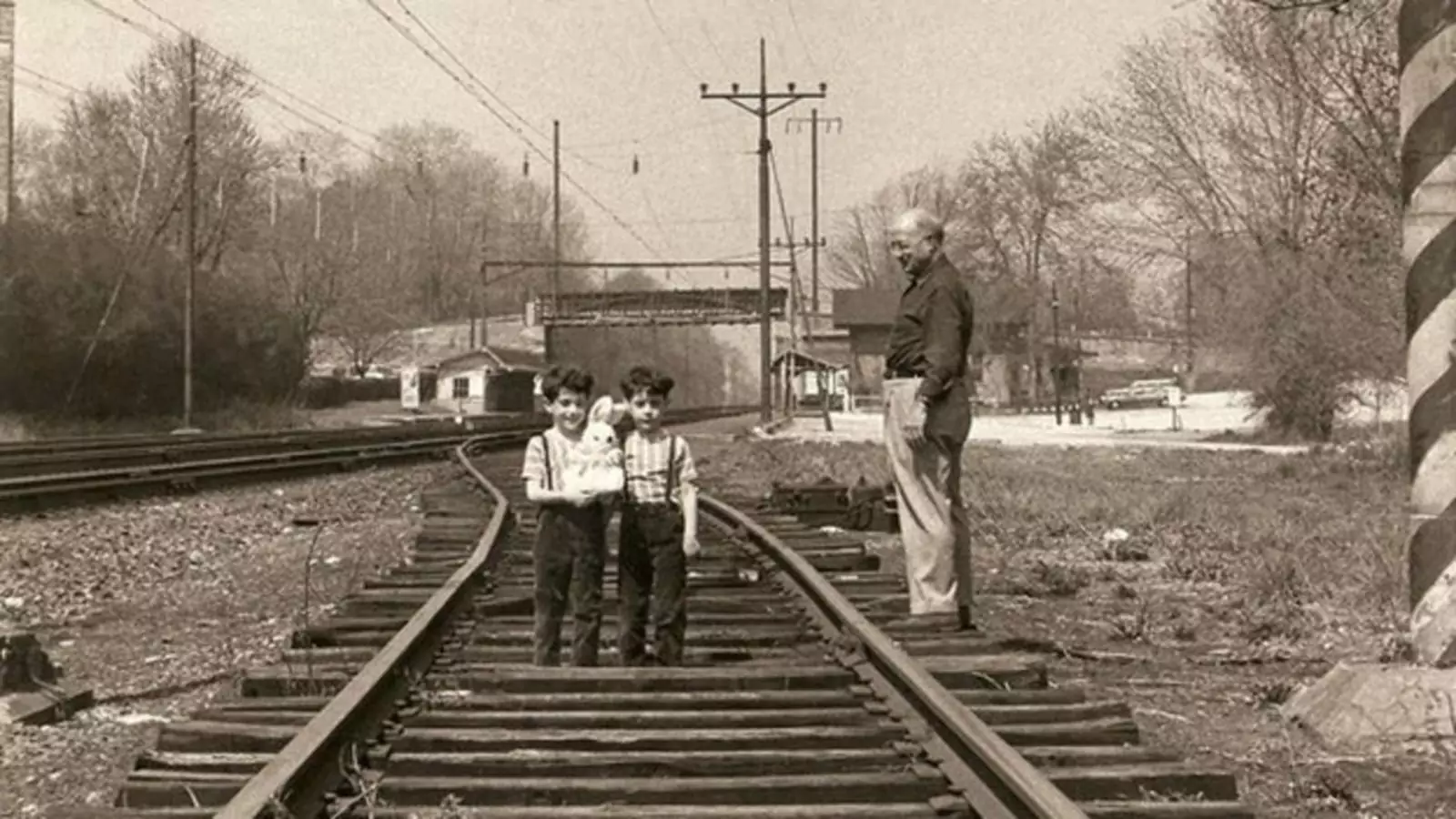 Билл и Фрэнк Уотсоны со своим дедушкой. Билл и Фрэнк Уотсоны со своим дедушкой.