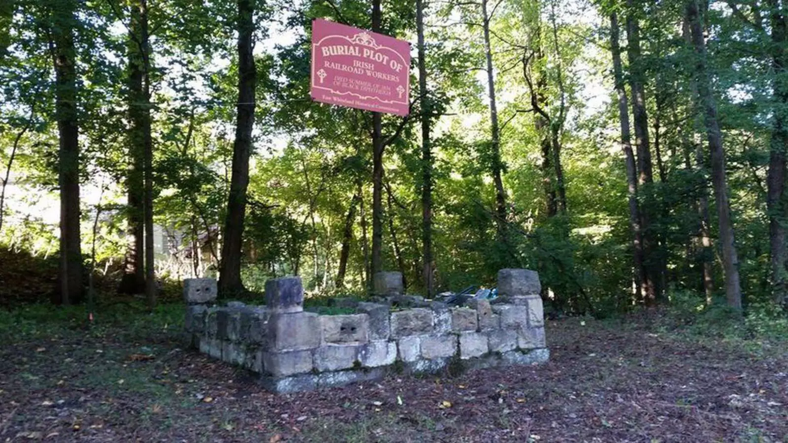 Место захоронения ирландских рабочих. Место захоронения ирландских рабочих.