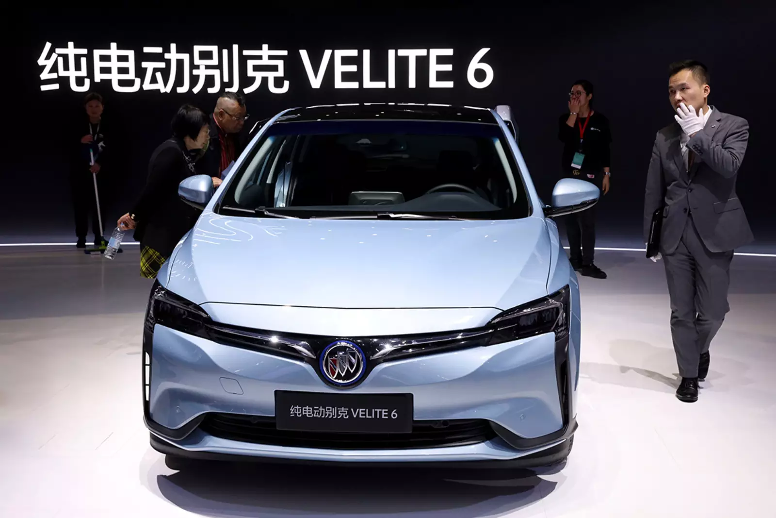 Китай. Пекин. Электромобиль Buick Velite 6 представлен на 18-м Шанхайском международном автосалоне