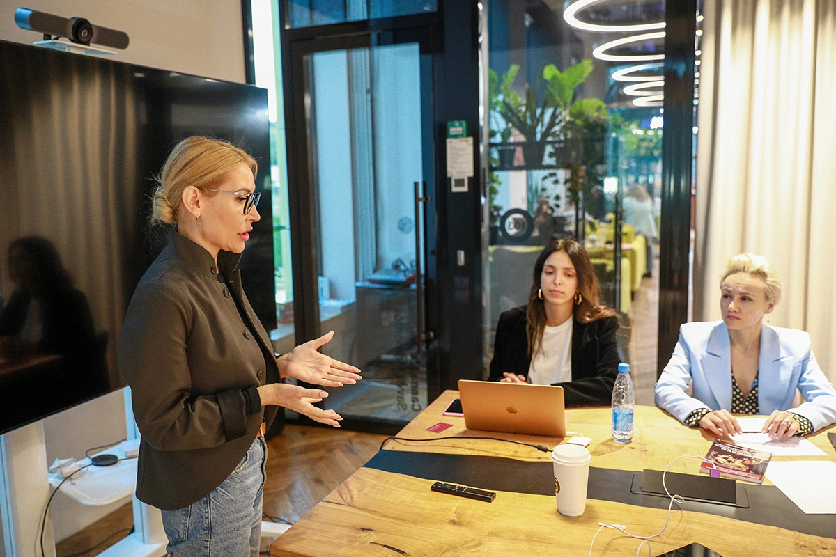 Алена Попова, кандидат в Госдуму VIII созыва, сооснователь проекта ТыНеОдна, Татьяна Винницкая, кандидат в Госдуму VIII созыва и Лиза Лазерсон, журналистка, искусствовед, феминистка во время пресс-конференции, посвященной старту проженской политической платформы.