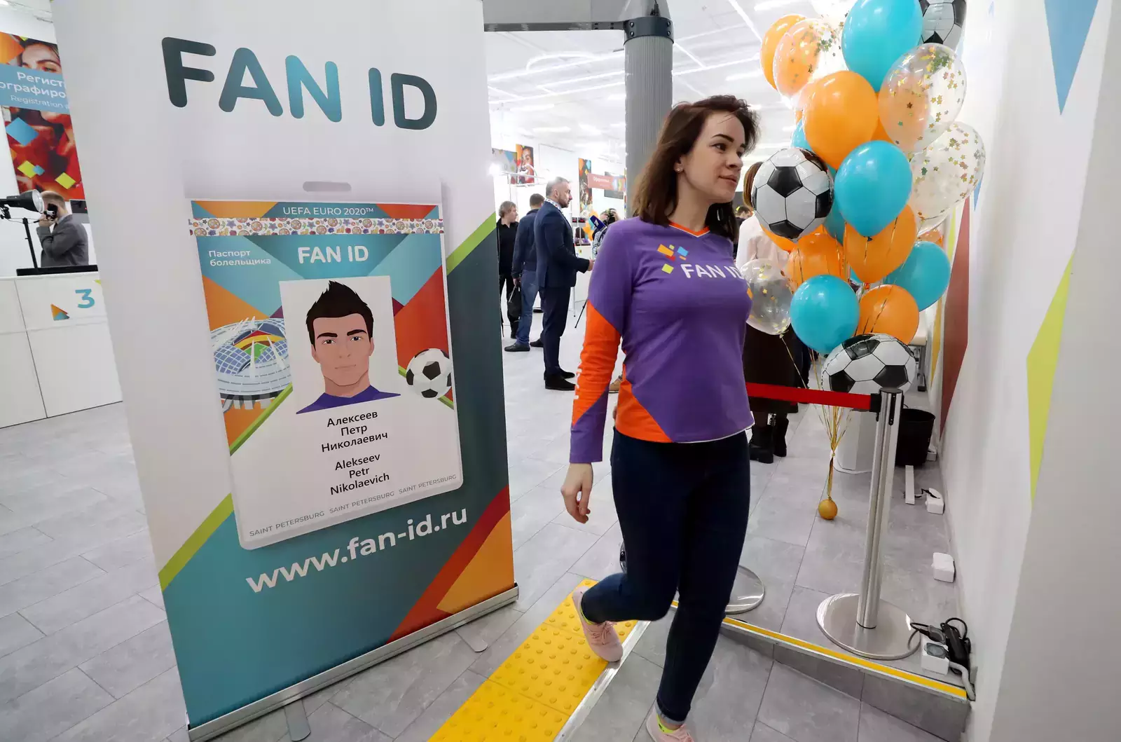 В центре выдачи Fan ID для болельщиков Евро-2020 на Невском проспекте.  