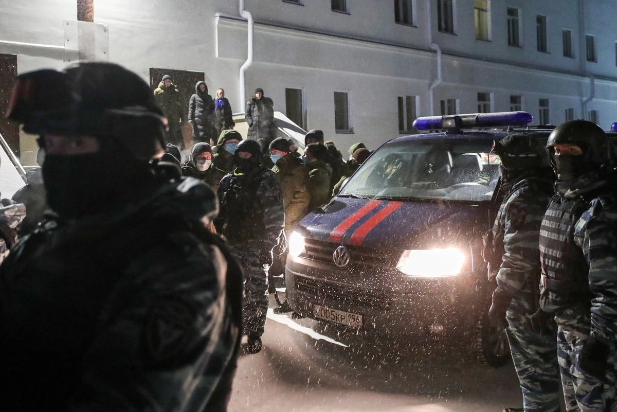 Сотрудники полиции в Среднеуральском монастыре &copy; Донат Сорокин/ТАСС