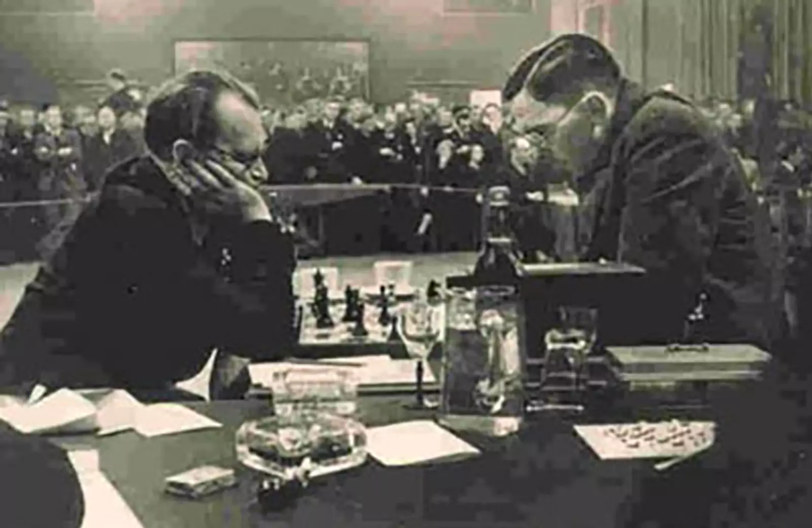 Матч за звание чемпиона мира по шахматам 1937. Алехин (слева) и Эйве.
