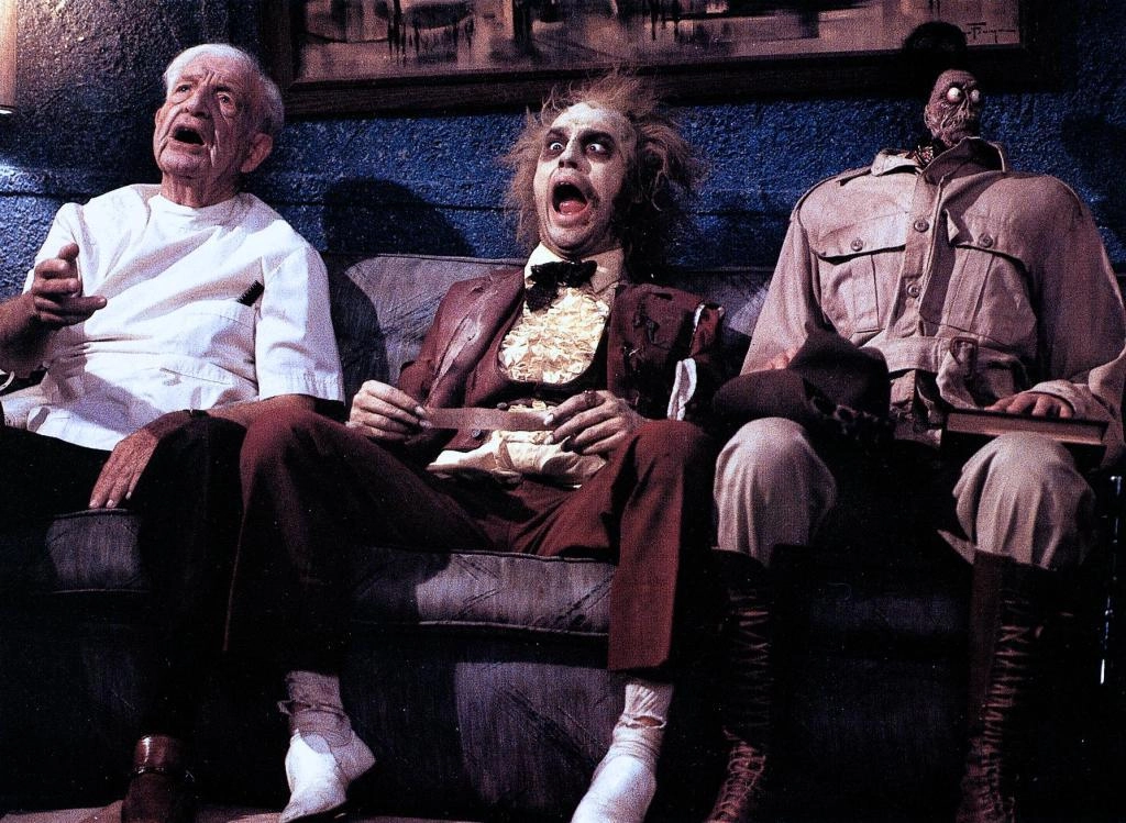 "Учитывая, какую работу провел Тим Бёртон и какой неподражаемый образ создал Майкл Китон, начинаешь понимать, что некоторые вещи, как большие белые акулы - им не нужна эволюция или переосмысление. Ведь они и так совершенны. И "Битлджус" тому - яркий пример".