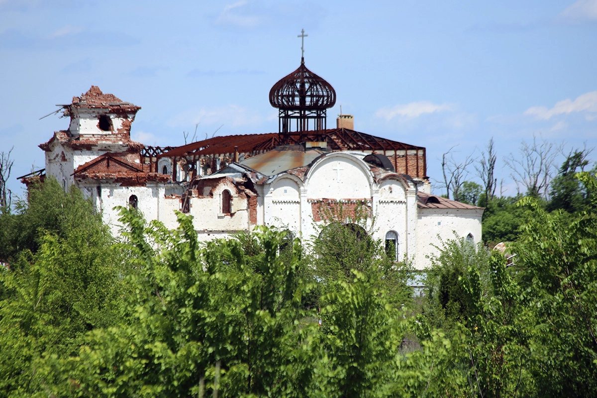 Донецк. Разрушенный храм Иверского монастыря недалеко от аэропорта. 26 мая 2014 года территория Донецкого аэропорта имени С. Ф. Прокофьева была атакована подразделениями Вооруженных сил Украины, в том числе с воздуха, под обстрел попал также Куйбышевский район города. В результате обстрелов погибли несколько десятков человек &mdash; ополченцы и мирные жители.