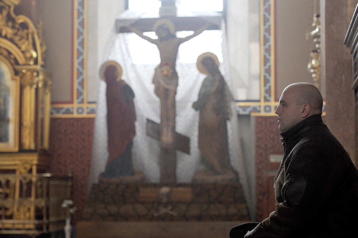 Донецк. 20 февраля 2017. Мужчина в Спасо-Преображенском соборе. 