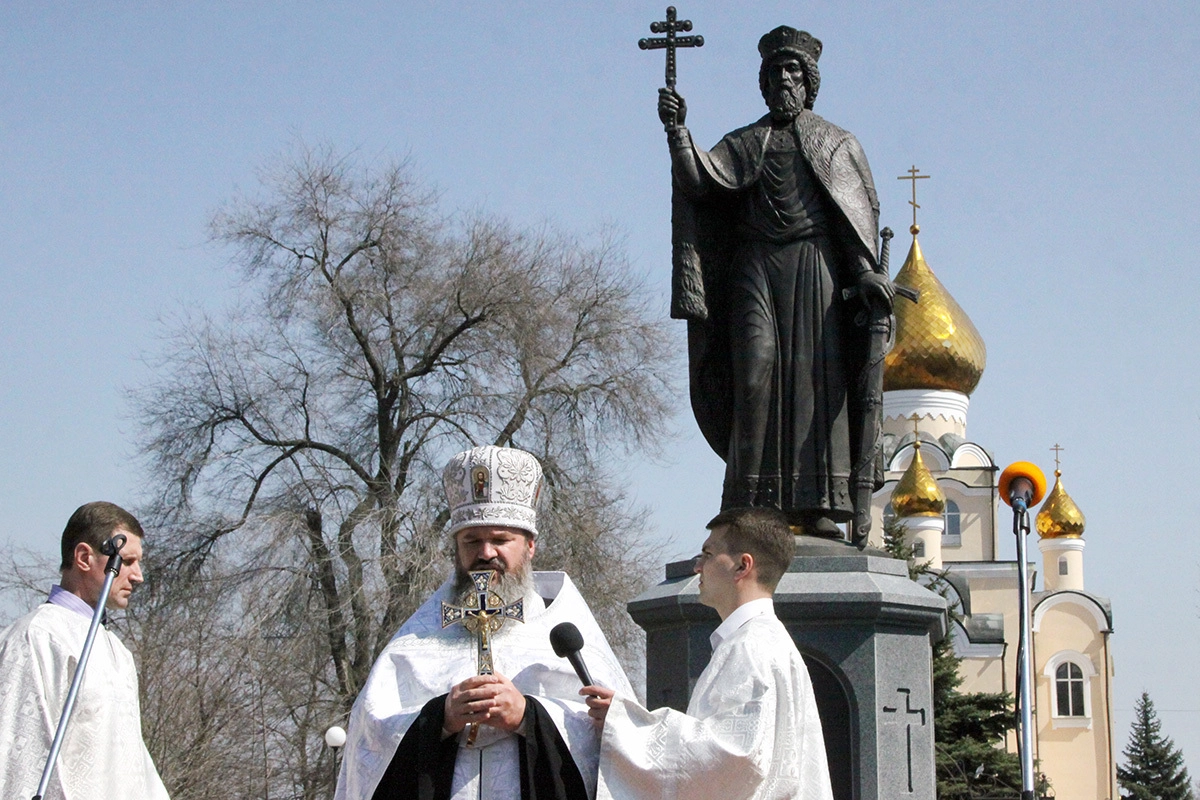 Донецк. 7 апреля 2018. Настоятель Свято-Владимирского храма протоиерей Георгий Гончаренко (в центре) во время освящения памятника святому равноапостольному князю Владимиру на площади Куйбышева у Свято-Владимирского храма. 