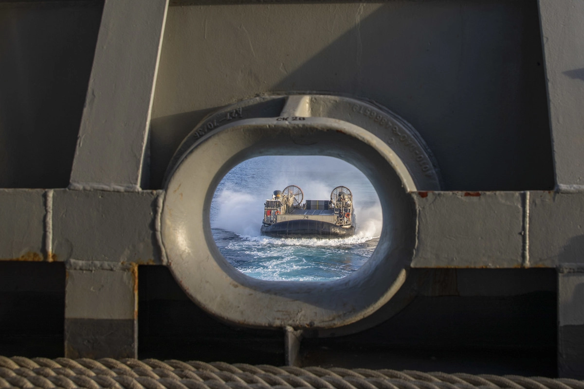 Десантный корабль на воздушной подушке приближается к колодцу военного корабля США Макин Айленд во время учений Steel Knight 22 в Тихом океане 2 декабря 2021 года.