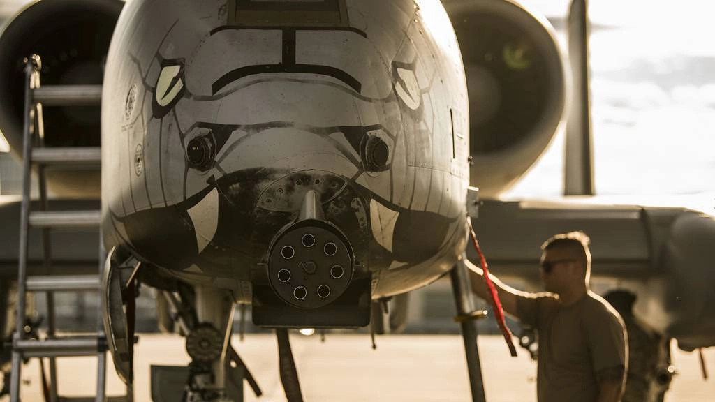 Сержант Остин Радке, начальник бригады технического обслуживания 122-го истребительного авиаполка Национальной гвардии Индианы, проводит предполетный осмотр самолета A-10C Thunderbolt II 24 июня 2020 года в Форт-Уэйне, штат Индиана.