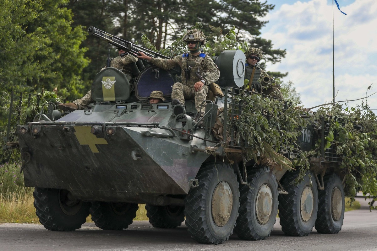 Украинские солдаты проводят операции по проводке колонны в Яворовском центре боевой подготовки, Украина, 3 июля 2019 г.