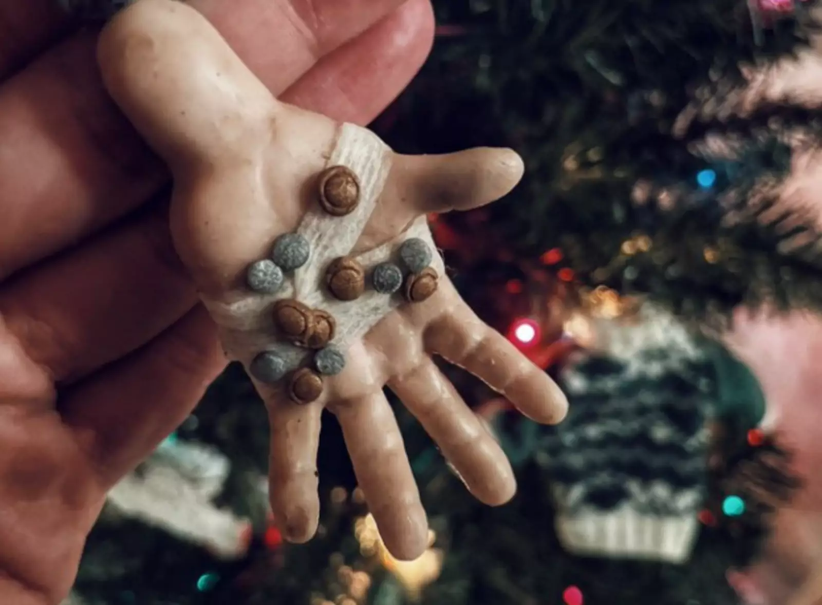 А руку персонажа из «Один дома» повесили бы на свое дерево? А руку персонажа из «Один дома» повесили бы на свое дерево?