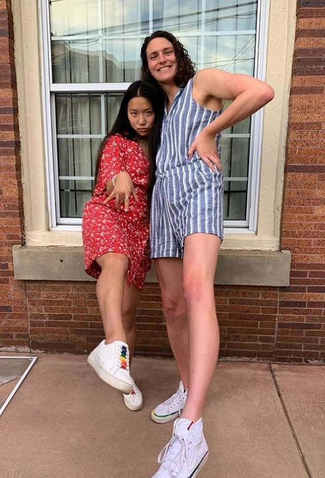 Лия Томас с коллегой по женской команде Лия Томас с коллегой по женской команде