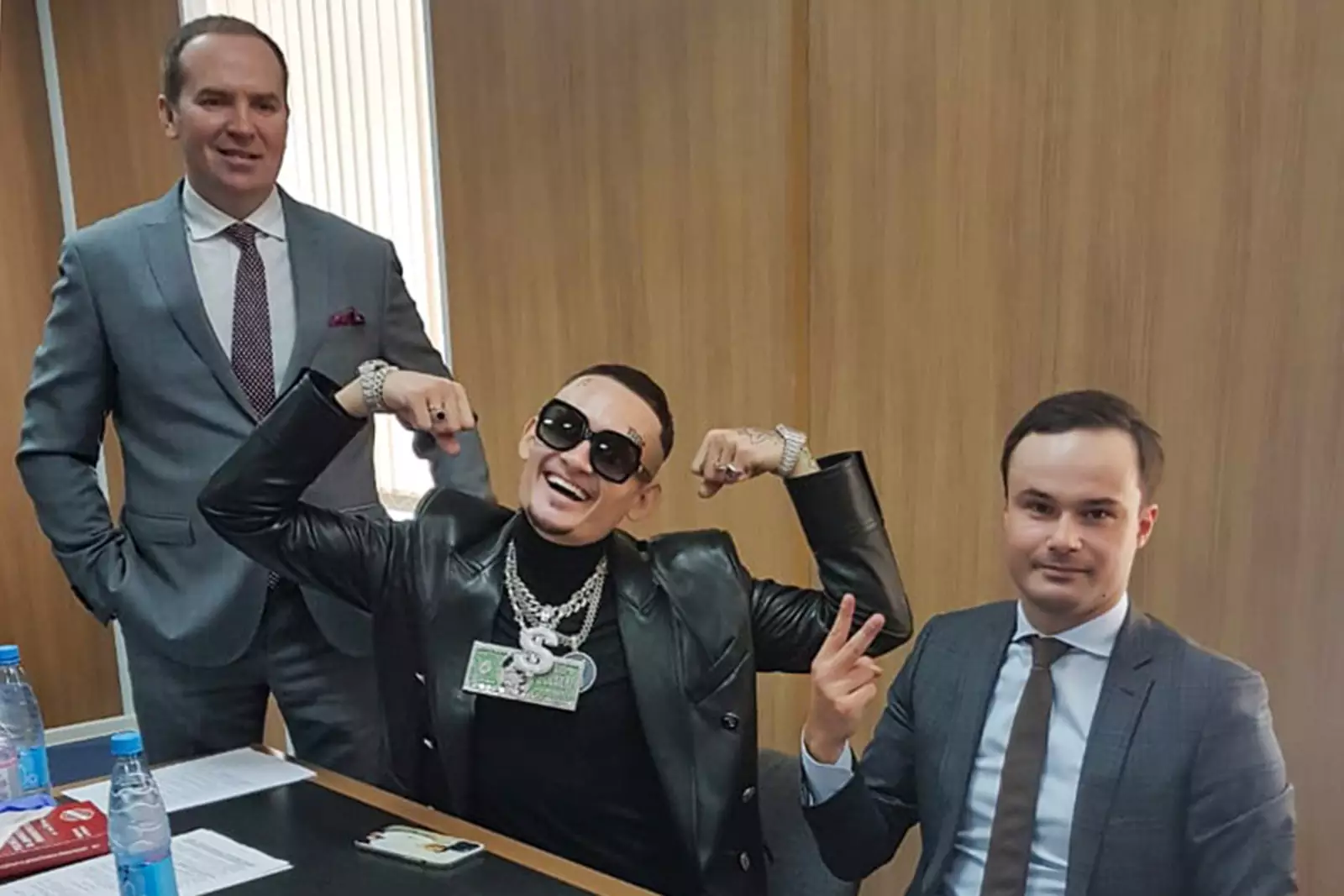 Рэпер Моргенштерн - в центре, и его адвокаты Сергей Жорин и Александр Никитин (слева направо) во время рассмотрения административного дела о пропаганде наркотических средств в видеоклипах в Зюзинском суде Рэпер Моргенштерн - в центре, и его адвокаты Сергей Жорин и Александр Никитин (слева направо) во время рассмотрения административного дела о пропаганде наркотических средств в видеоклипах в Зюзинском суде