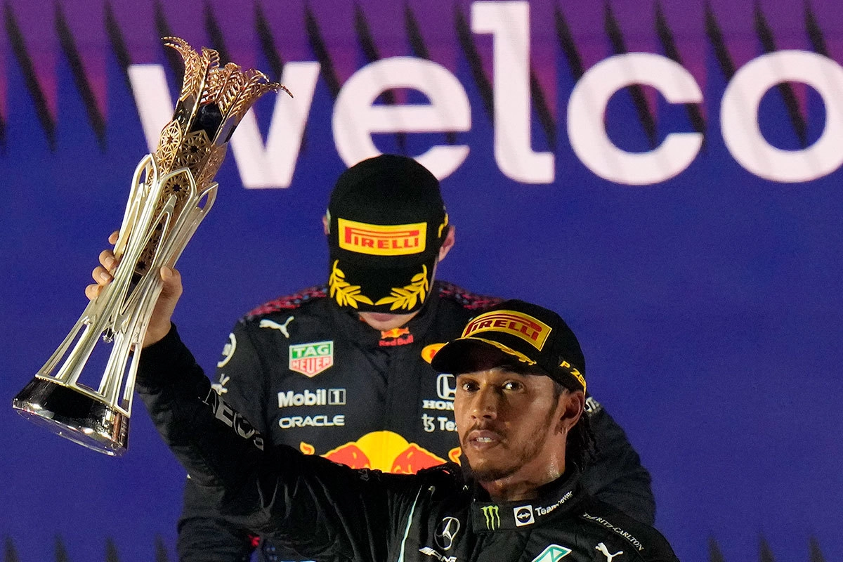 Британский пилот "Мерседеса" Льюис Хэмилтон выиграл Гран-при Саудовской Аравии "Формулы-1" Британский пилот "Мерседеса" Льюис Хэмилтон выиграл Гран-при Саудовской Аравии "Формулы-1"