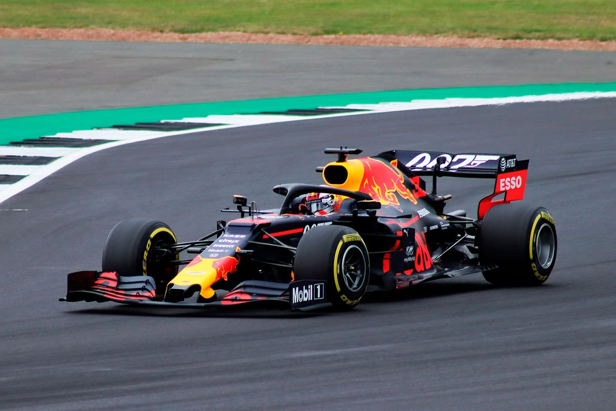 Гоночный болид формулы 1 Гоночный болид формулы 1