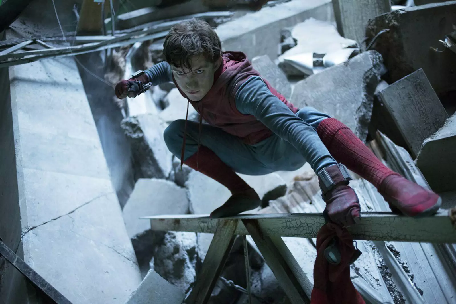 Паук в этом фильме конфликтует не только со злодеями, но и соратниками, которые уверены в том, что Паркер еще не дорос до борьбы со злодеями. Паук в этом фильме конфликтует не только со злодеями, но и соратниками, которые уверены в том, что Паркер еще не дорос до борьбы со злодеями.