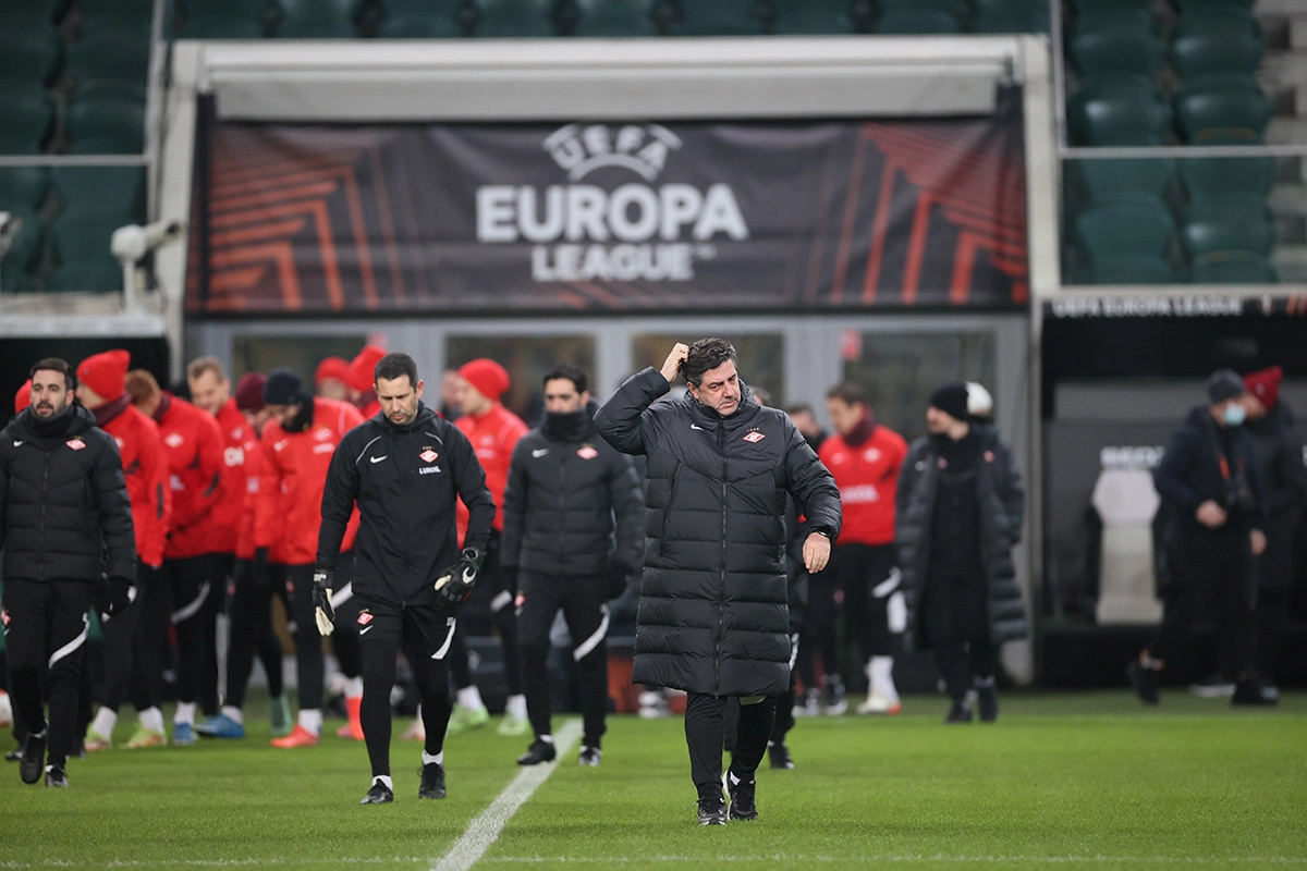 Главный тренер "Спартака" Руй Витория (справа) на тренировке команды перед матчем Лиги Европы против "Легии" в Варшаве