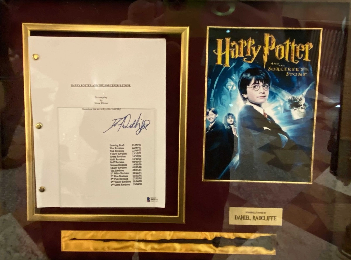 На входе в стеклянной витрине нас сразу же встречает сценарий первого фильма "Философский камень" с автографом Дэниела Редклиффа и волшебной палочкой, использованной на съемках. Практически святой Грааль любого Поттеромана.