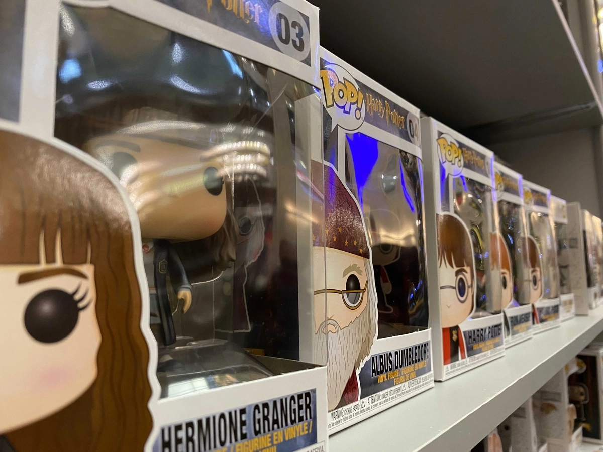 Одна из зон магазина полностью отведена под виниловые фигурки персонажей серии фильмов.