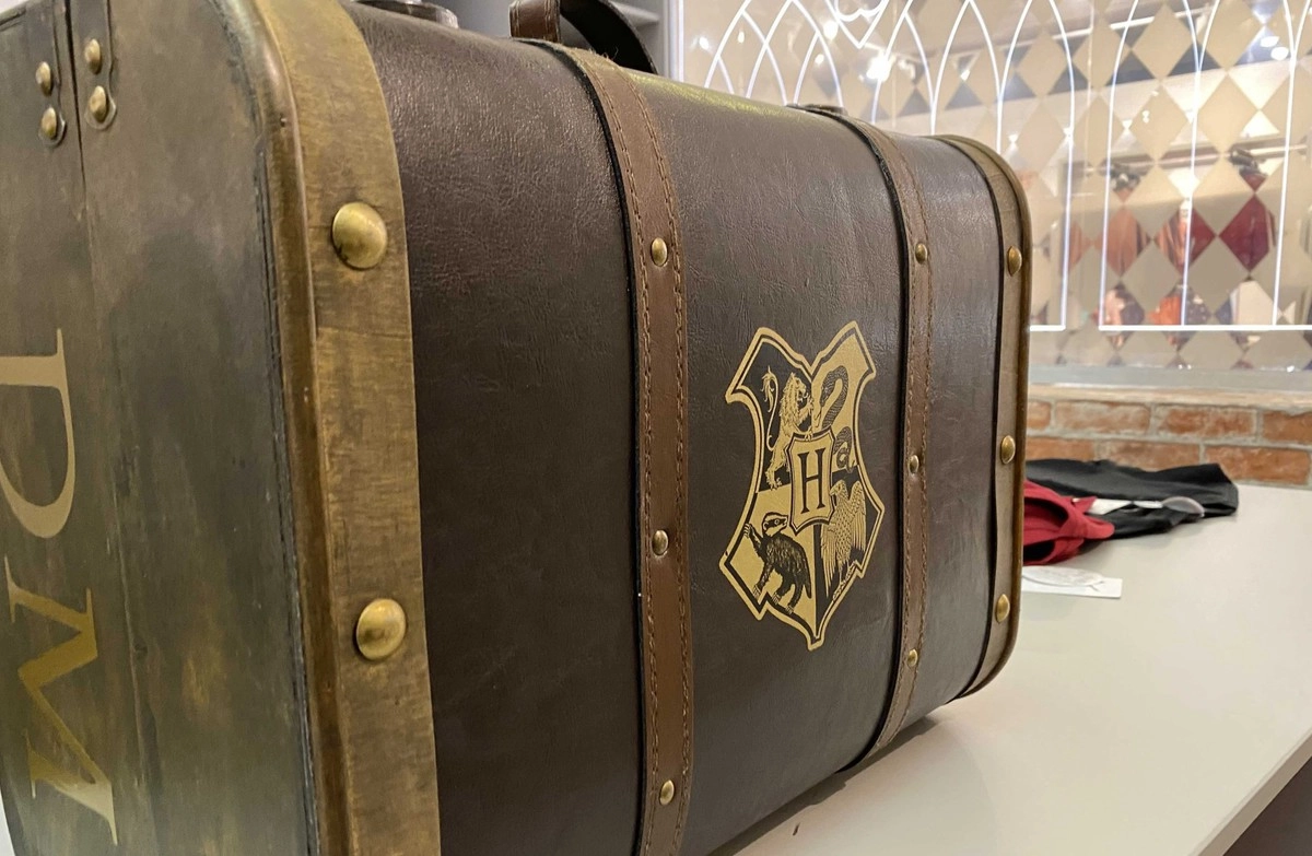Чемодан с гербом Хогвартса не желаете?