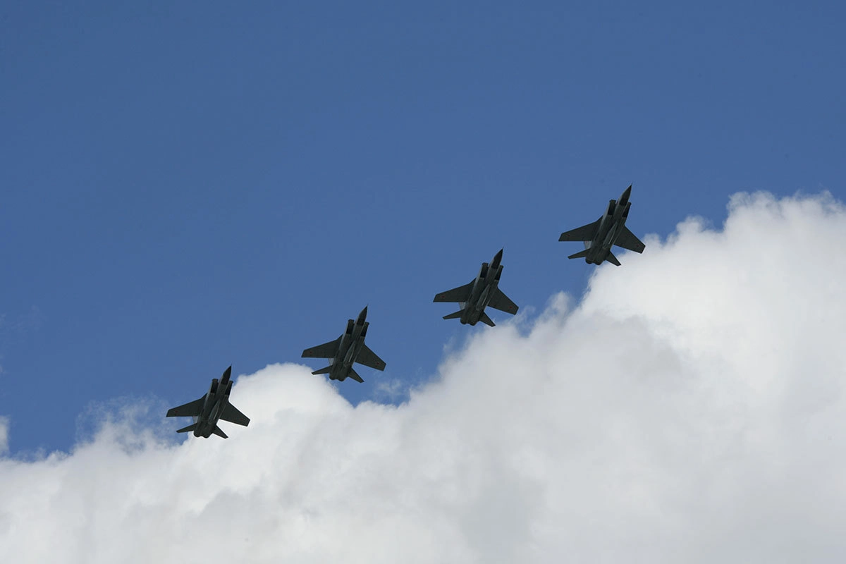 Сверхзвуковые высотные всепогодные истребители-перехватчики дальнего радиуса действия МиГ-31К с авиационным ракетным комплексом "Кинжал" с ракетой Х-47М2