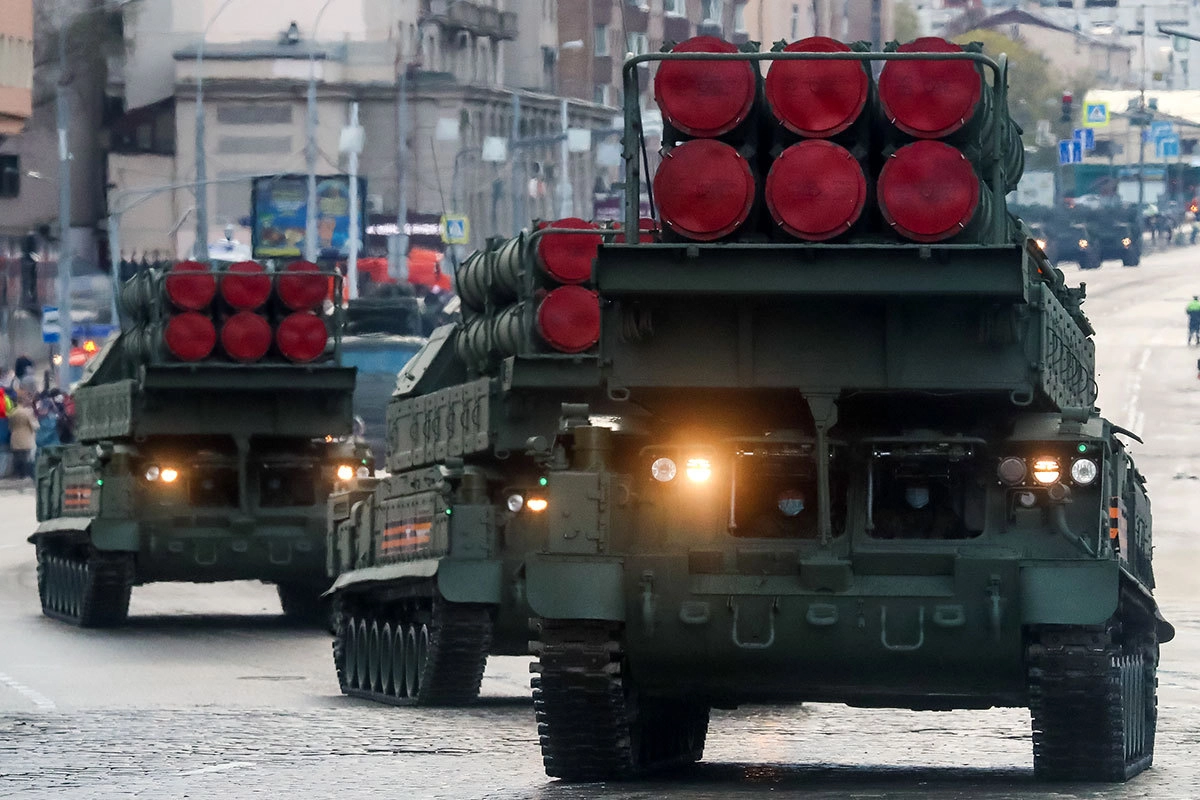 енитные ракетные комплексы "Бук-М3" на улице Красная Пресня перед ночной репетицией парада